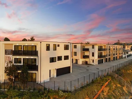 a view of residential houses with sky view