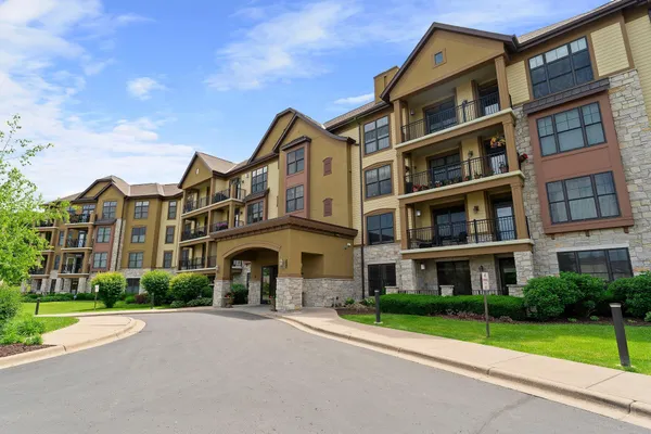 $475,000 | 1320 Riverside Lane, Unit 112, Mendota Heights, MN 55118