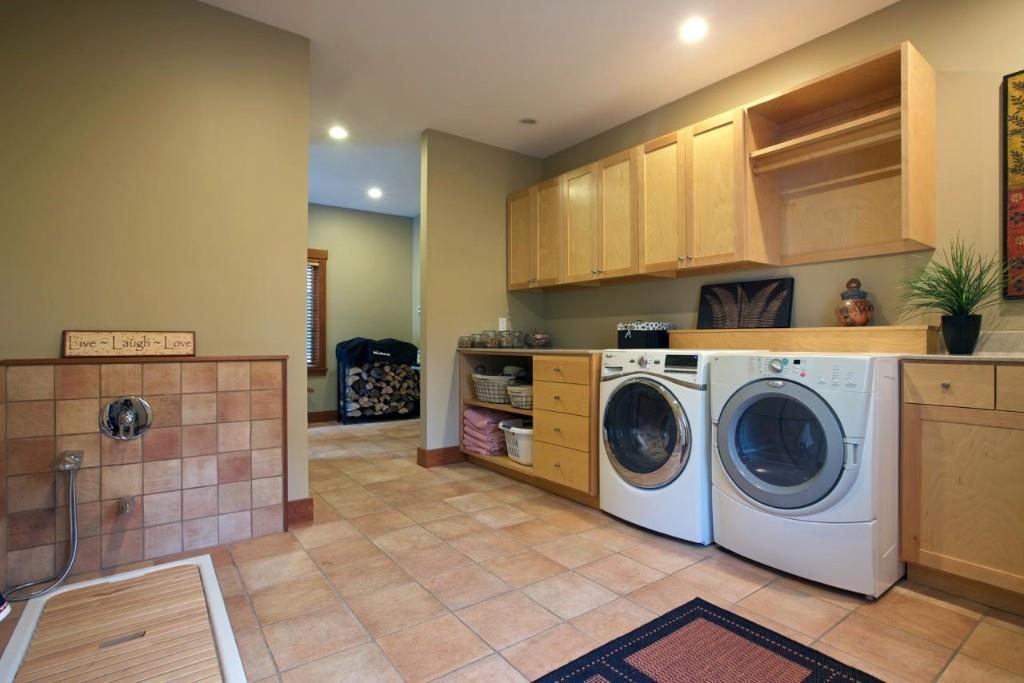 149 Treasure Point Road Tenants Harbor, ME 04860 - Photo 22 of 30 Laundry and mudroom with dog washing...