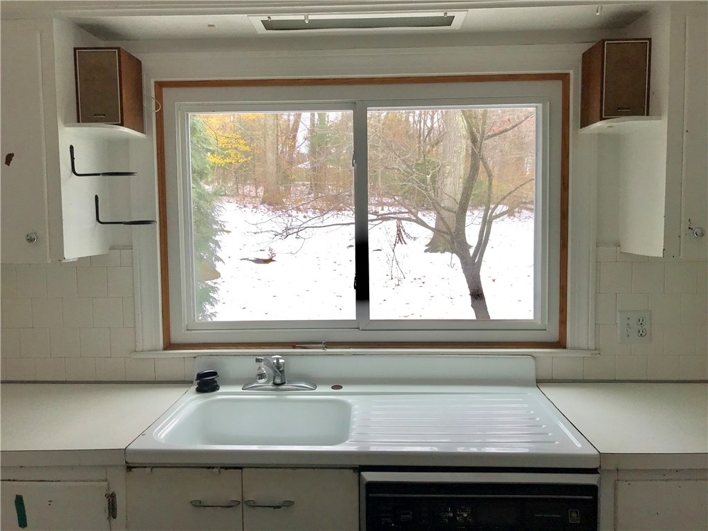 469 Woodland Road Woonsocket, RI 02895 - Photo 4 of 27