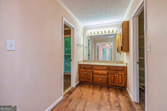a view of a livingroom with a ceiling fan