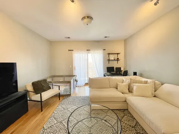 $4,700 | 2734 North Wolcott Avenue, Unit 203, Chicago, IL 60614