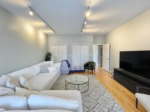 $4,700 | 2734 North Wolcott Avenue, Unit 203, Chicago, IL 60614