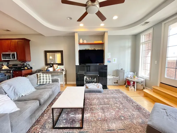 $4,700 | 2734 North Wolcott Avenue, Unit 203, Chicago, IL 60614