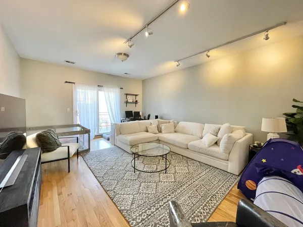 $4,700 | 2734 North Wolcott Avenue, Unit 203, Chicago, IL 60614
