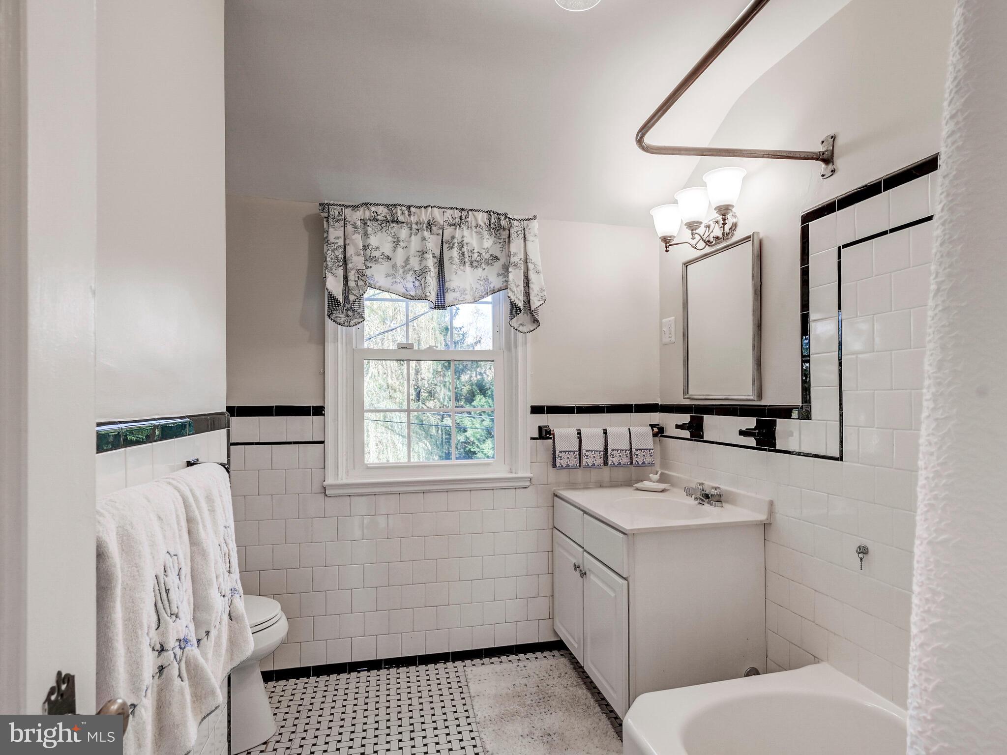 208 North Tyrone Road Baltimore, MD 21212 - Photo 21 of 28 Upper floor full bath