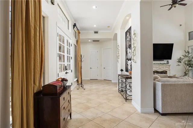 a view of a livingroom with entry way