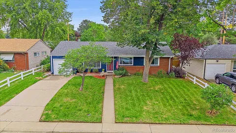 a view of house with a yard