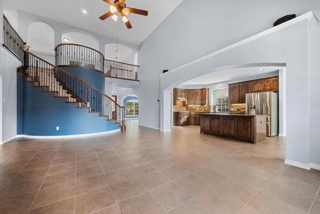 a view of an entryway with a livingroom
