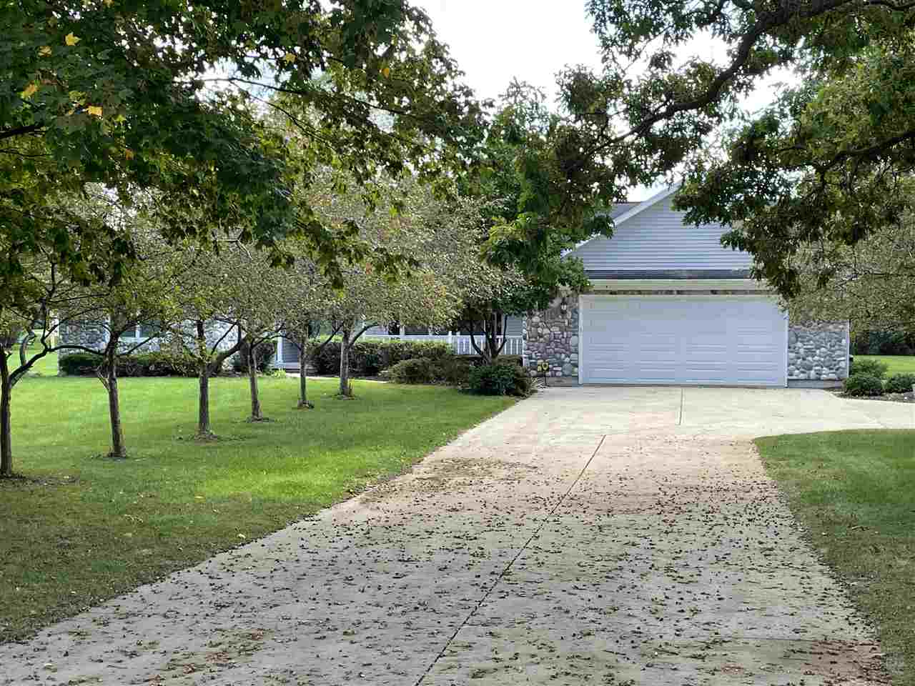 5195 Lobdell Fenton, MI 48430 - Photo 4 of 79 50071685-3.JPG