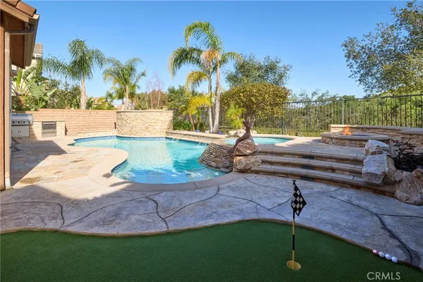 a view of a backyard