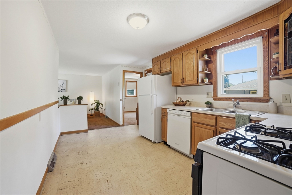 65 Clover Street Worcester, MA 01603 - Photo 9 of 25