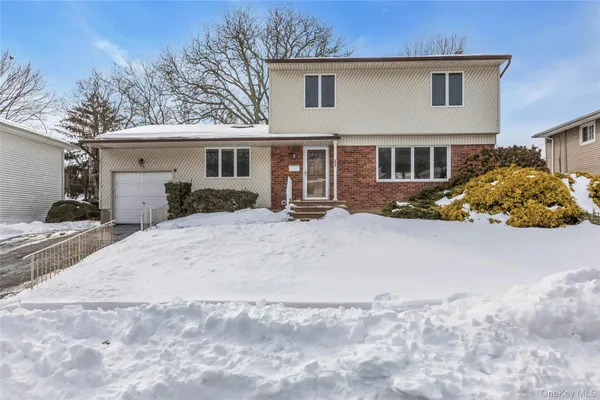 $899,000 | 68 Beaumont Drive, Plainview, NY 11803