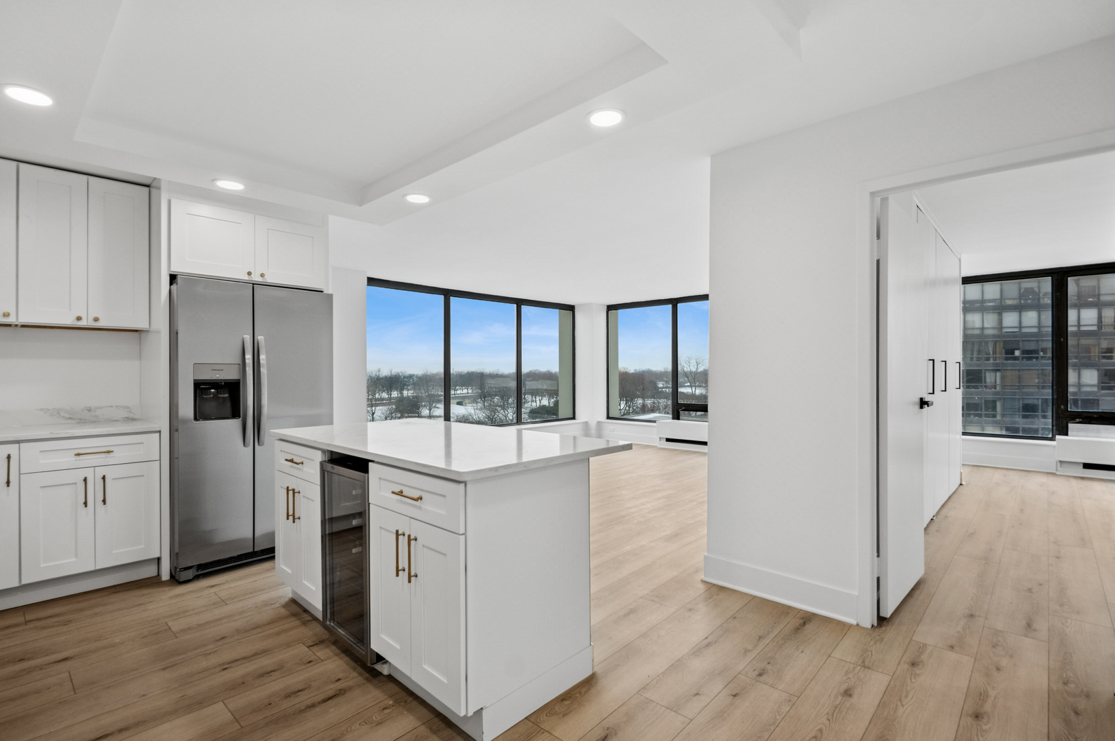 5445 North Sheridan Road, Unit 612 Chicago, IL 60640 - Photo 3 of 26 Gallery Image 3
