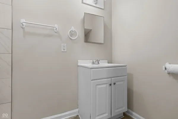 $1,300 | 1122 Unit B S Meridian Street, Indianapolis, IN 46225