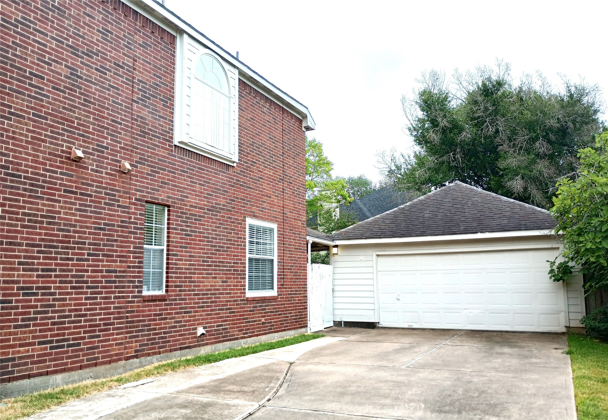 1226 Rabbs Crossing Sugar Land, TX 77479 - Photo 4 of 50 a front view of a house with a garage