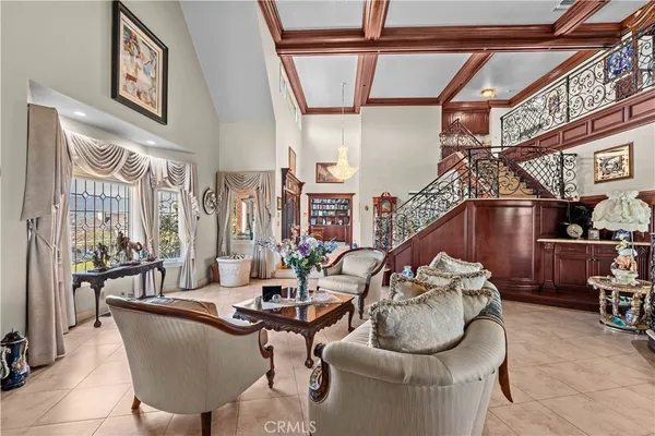 a view of entryway with a