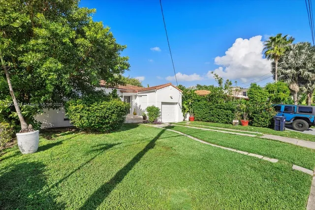 a view of a house with a backyard