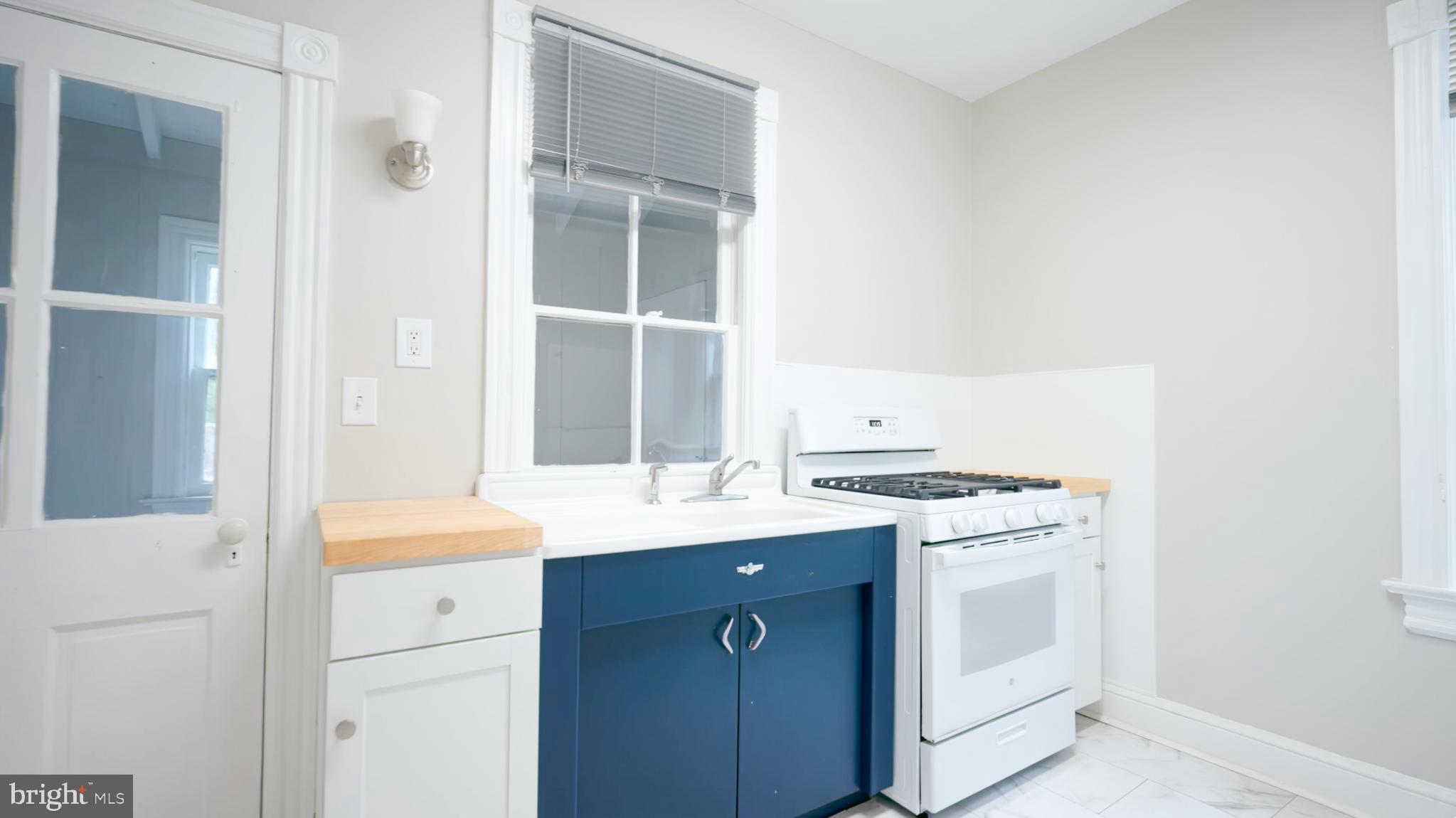24 Bank Street Princeton, NJ 08542 - Photo 5 of 15 Apartment #1 Kitchen.