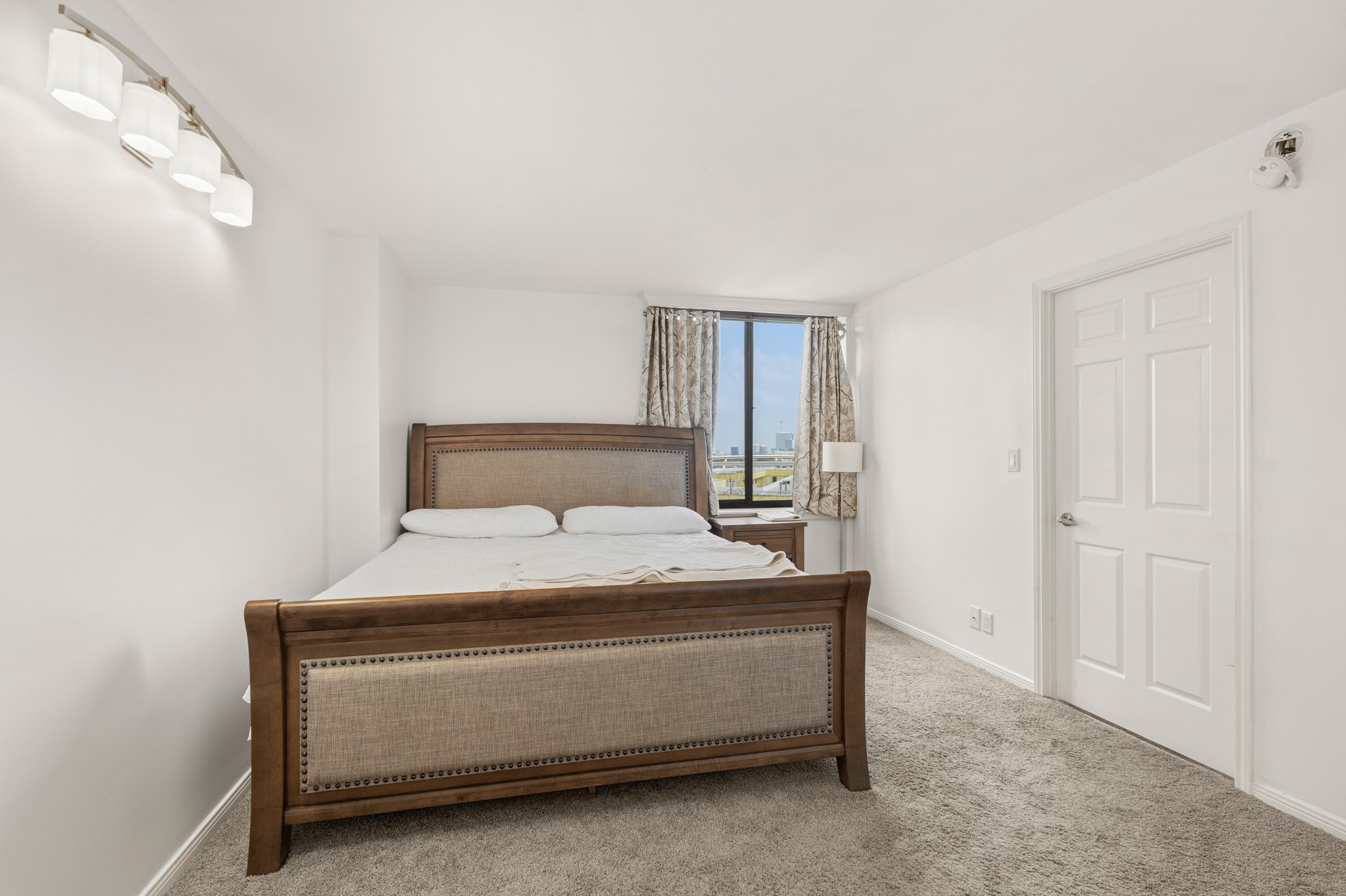 3525 Sage Road, Unit 1204 Houston, TX 77056 - Photo 14 of 25 Primary bedroom with carpeted flooring, neutral finishes, and room for standard furnishings.