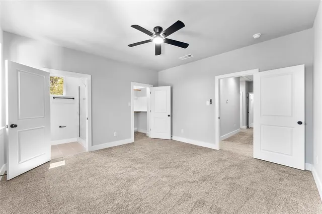 a view of empty room with a ceiling fan