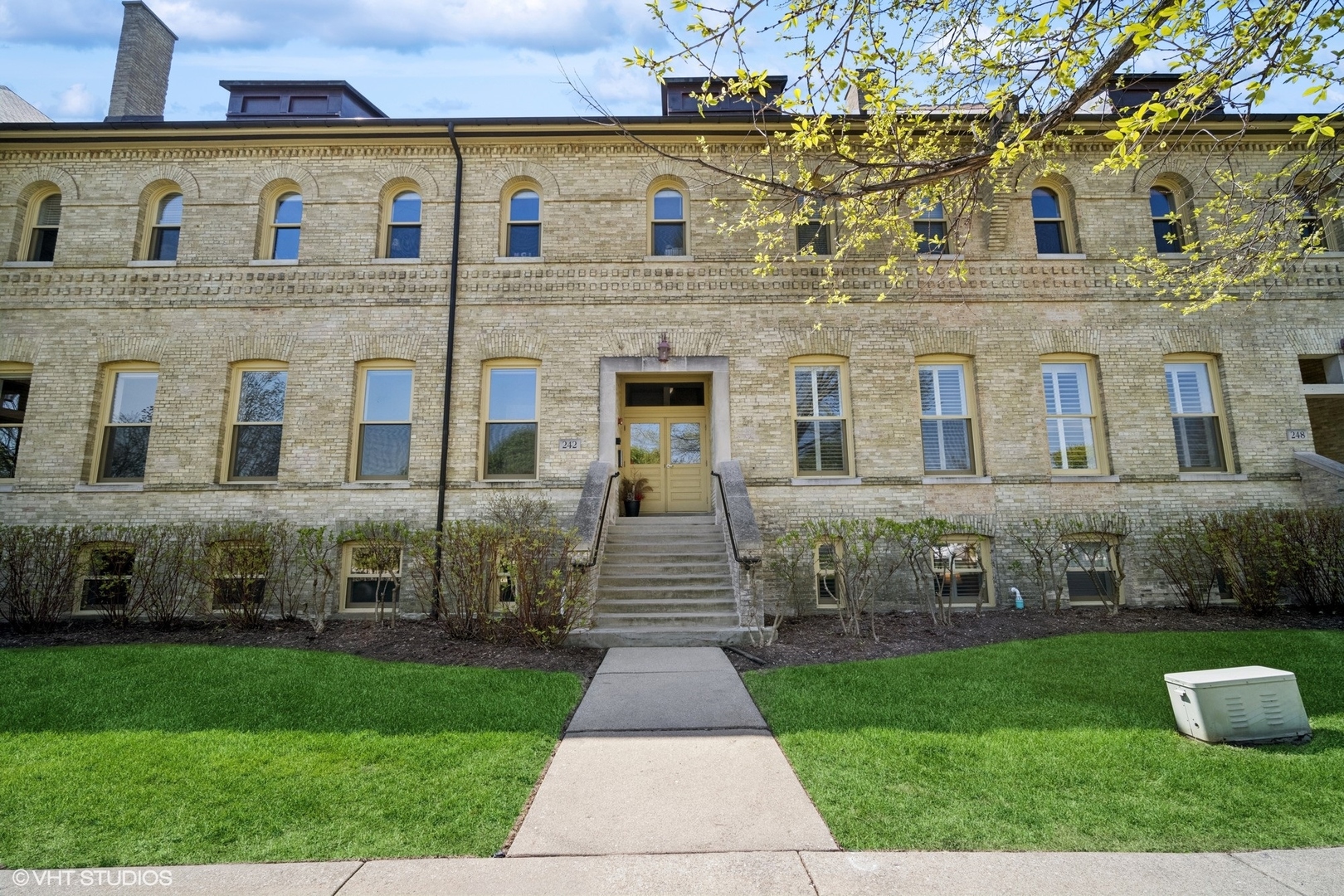 242 Leonard Wood South, Unit 211 Highland Park, IL 60035 - Photo 1 of 31