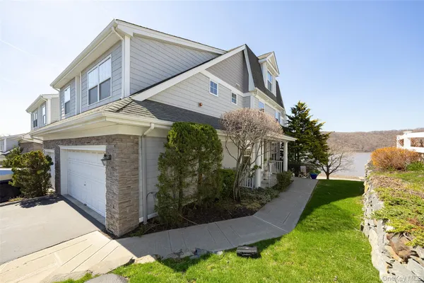 $849,500 | 114 Hudson Pointe Drive, Poughkeepsie, NY 12601