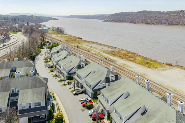$849,500 | 114 Hudson Pointe Drive, Poughkeepsie, NY 12601