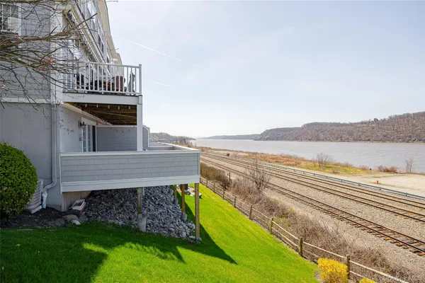 $849,500 | 114 Hudson Pointe Drive, Poughkeepsie, NY 12601