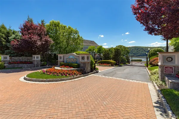 $849,500 | 114 Hudson Pointe Drive, Poughkeepsie, NY 12601