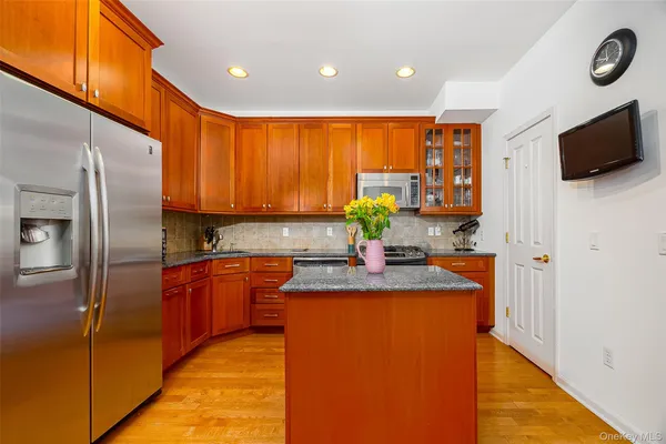 $849,500 | 114 Hudson Pointe Drive, Poughkeepsie, NY 12601