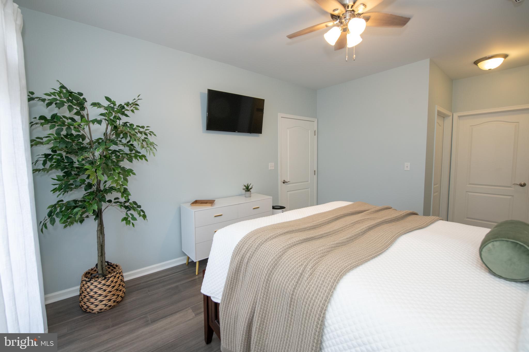 460 Carson Terrace Huntingdon Valley, PA 19006 - Photo 19 of 36 Primary Bedroom