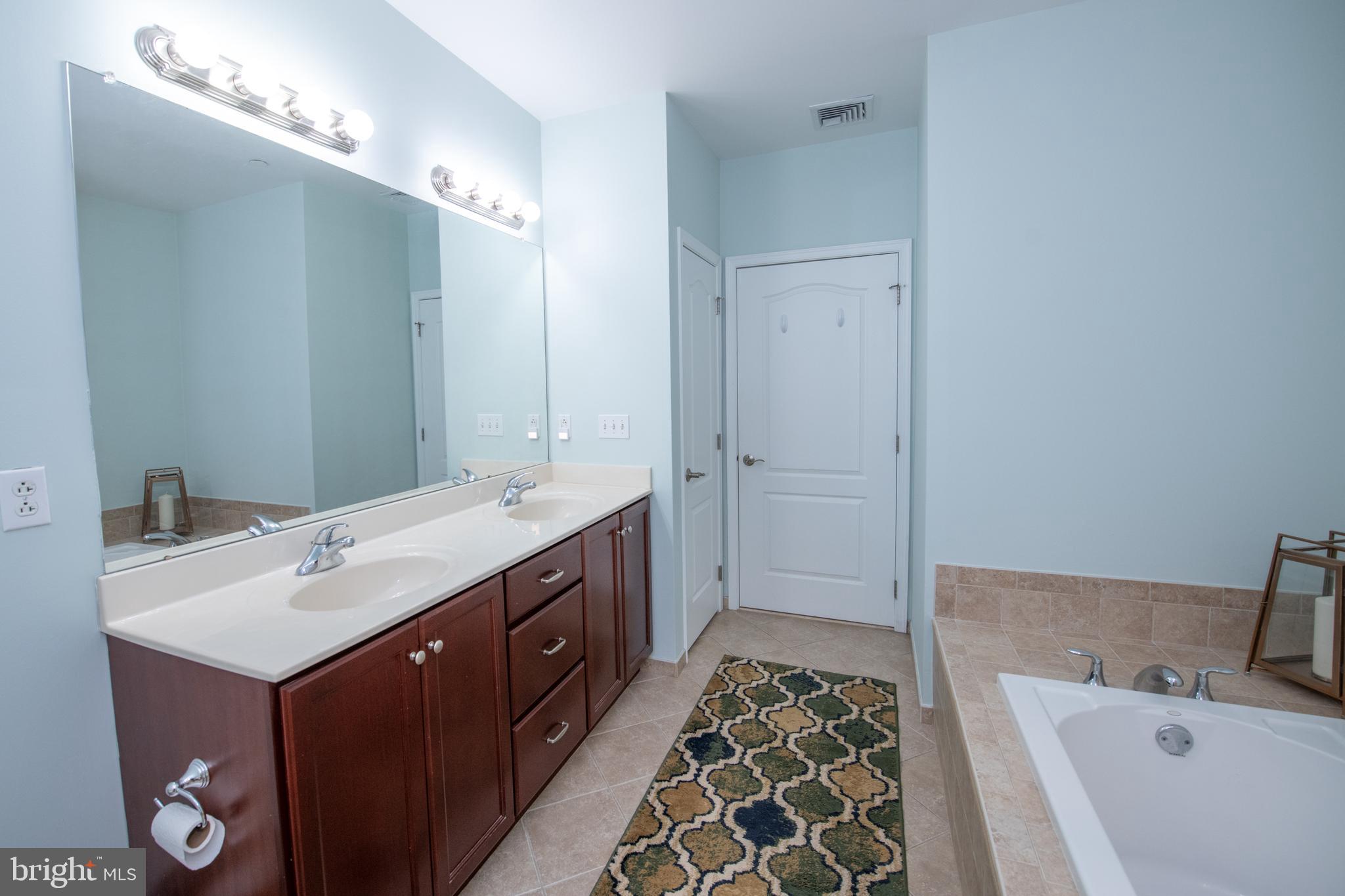 460 Carson Terrace Huntingdon Valley, PA 19006 - Photo 20 of 36 Primary Bathroom