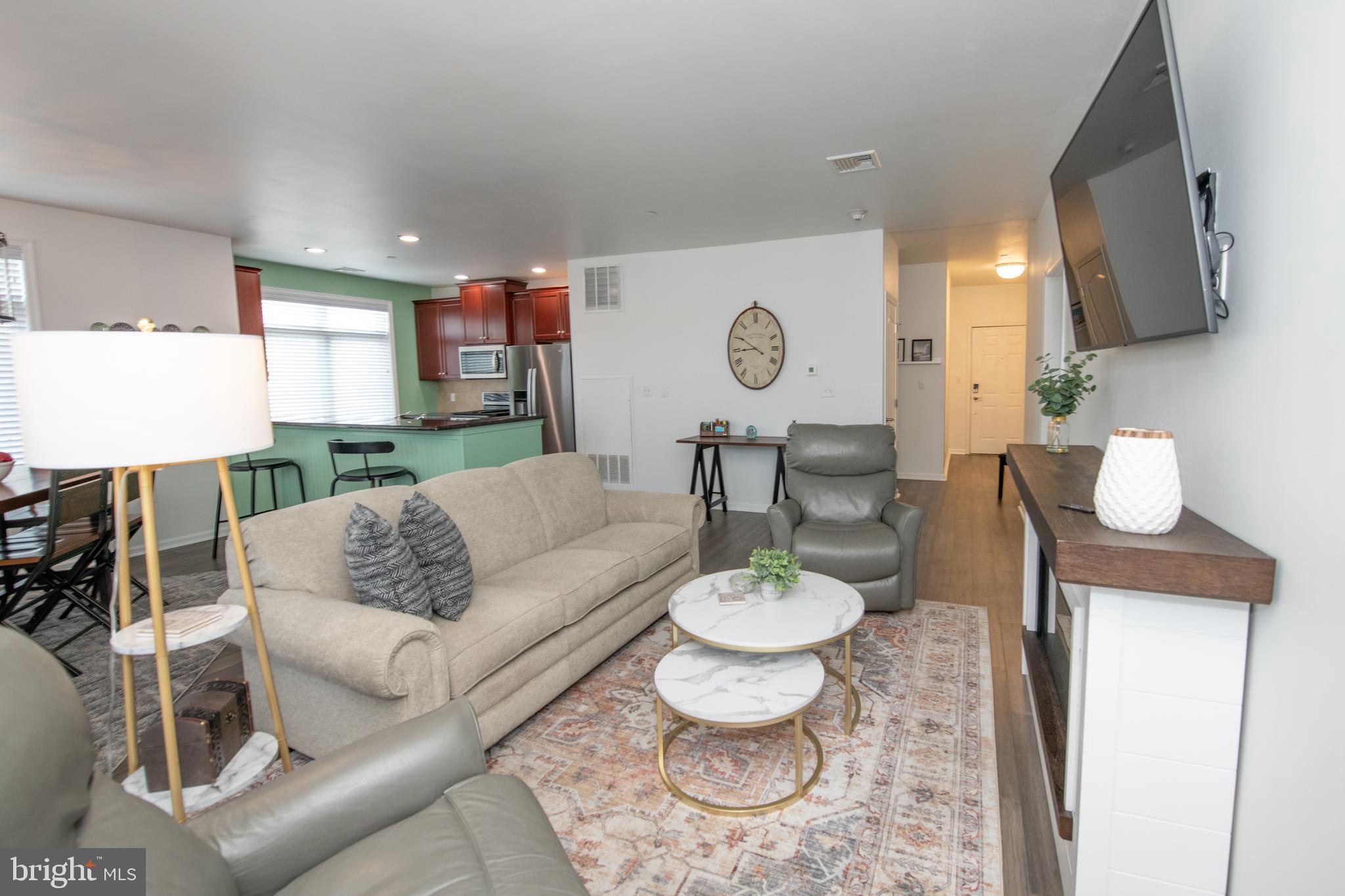 460 Carson Terrace Huntingdon Valley, PA 19006 - Photo 4 of 36 Living Room