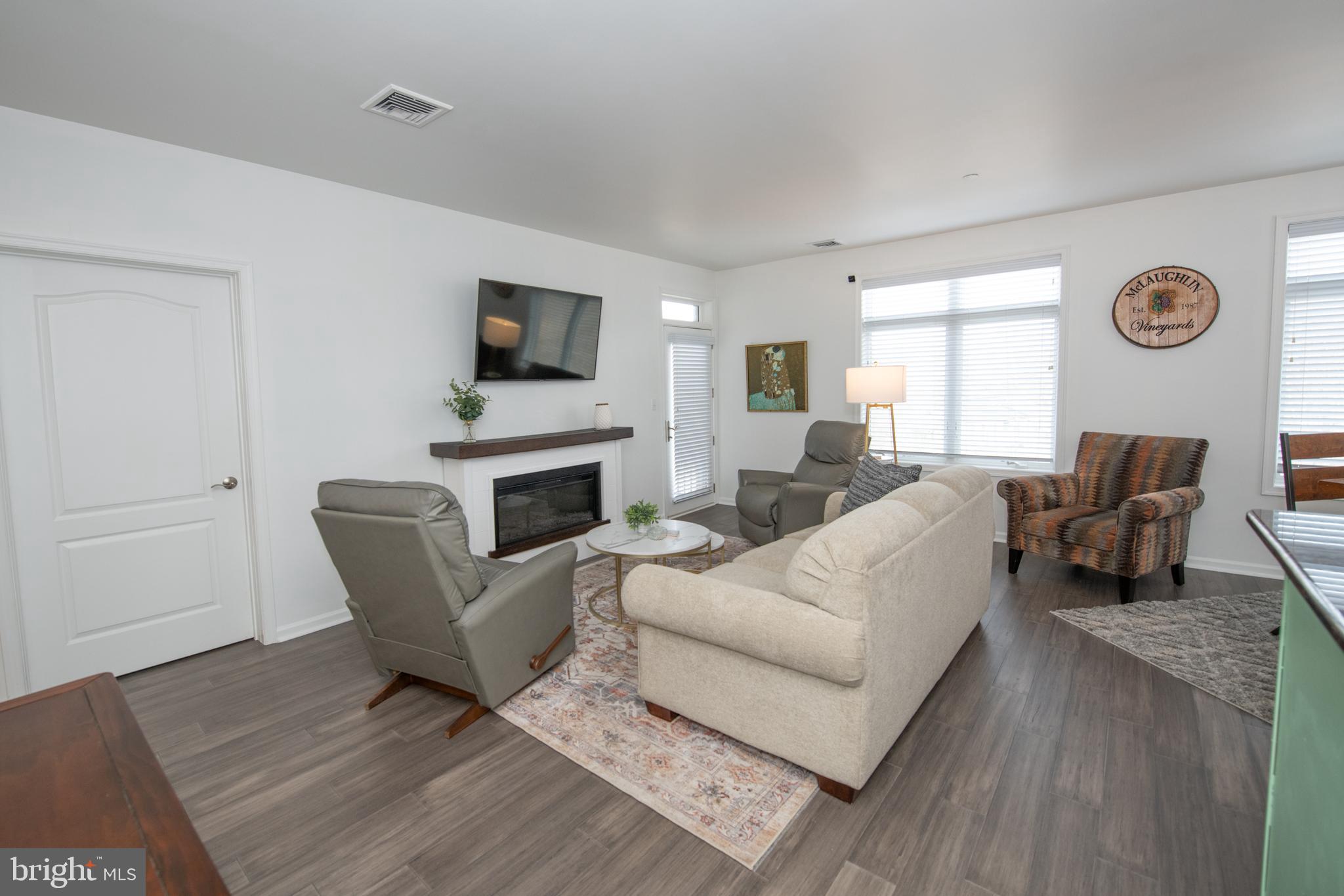 460 Carson Terrace Huntingdon Valley, PA 19006 - Photo 5 of 36 Living Room