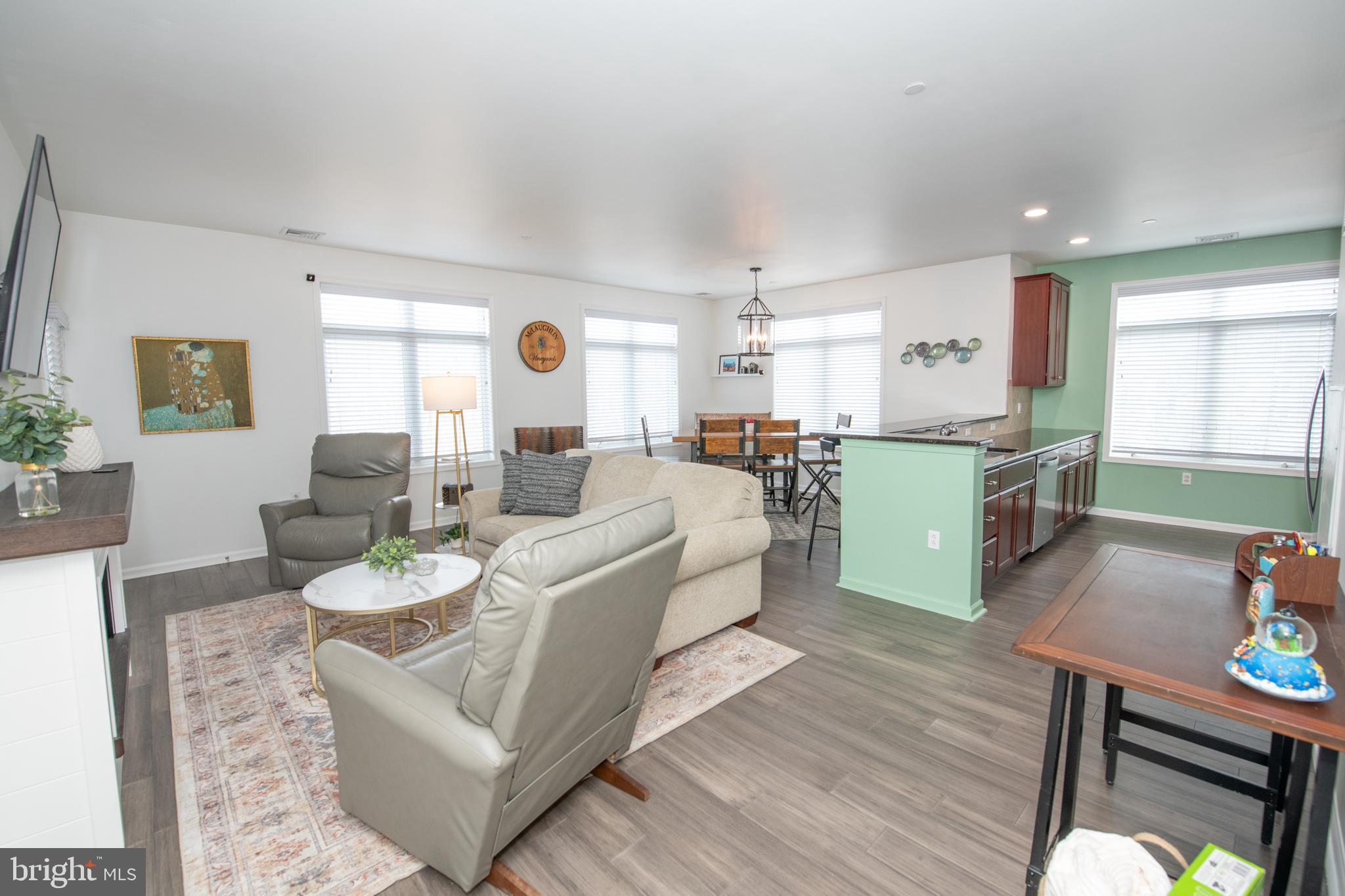 460 Carson Terrace Huntingdon Valley, PA 19006 - Photo 6 of 36 Living Room