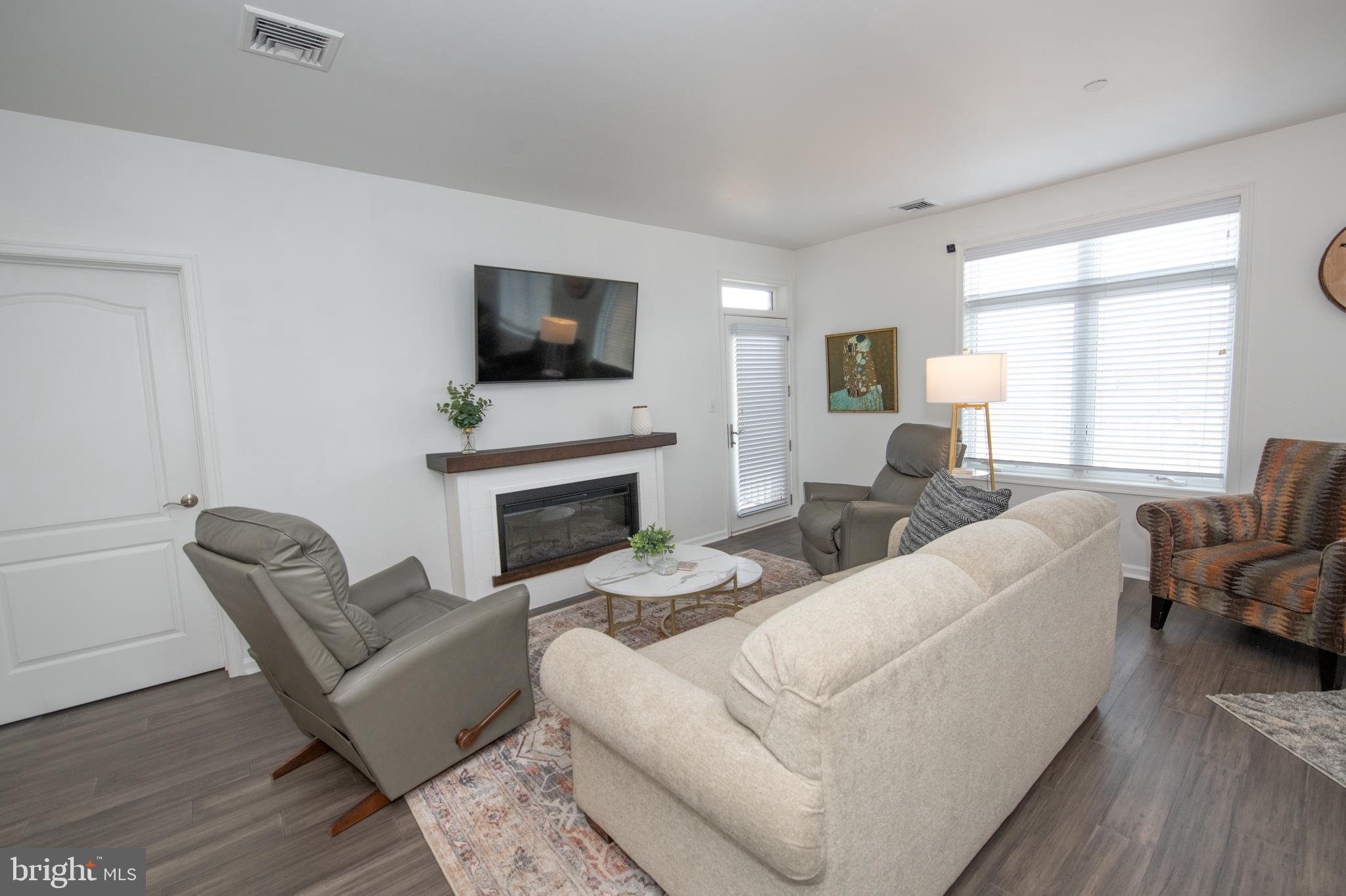 460 Carson Terrace Huntingdon Valley, PA 19006 - Photo 7 of 36 Living Room