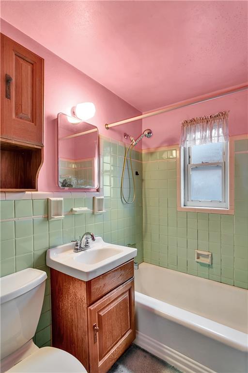 3512 Willett Road Pittsburgh, PA 15227 - Photo 20 of 23 a bathroom with a sink mirror toilet and bathtub