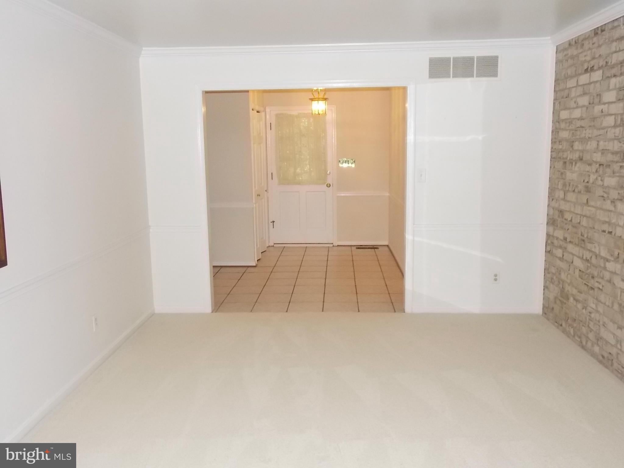 1098 High Country Road Baltimore, MD 21286 - Photo 4 of 30 Living Room