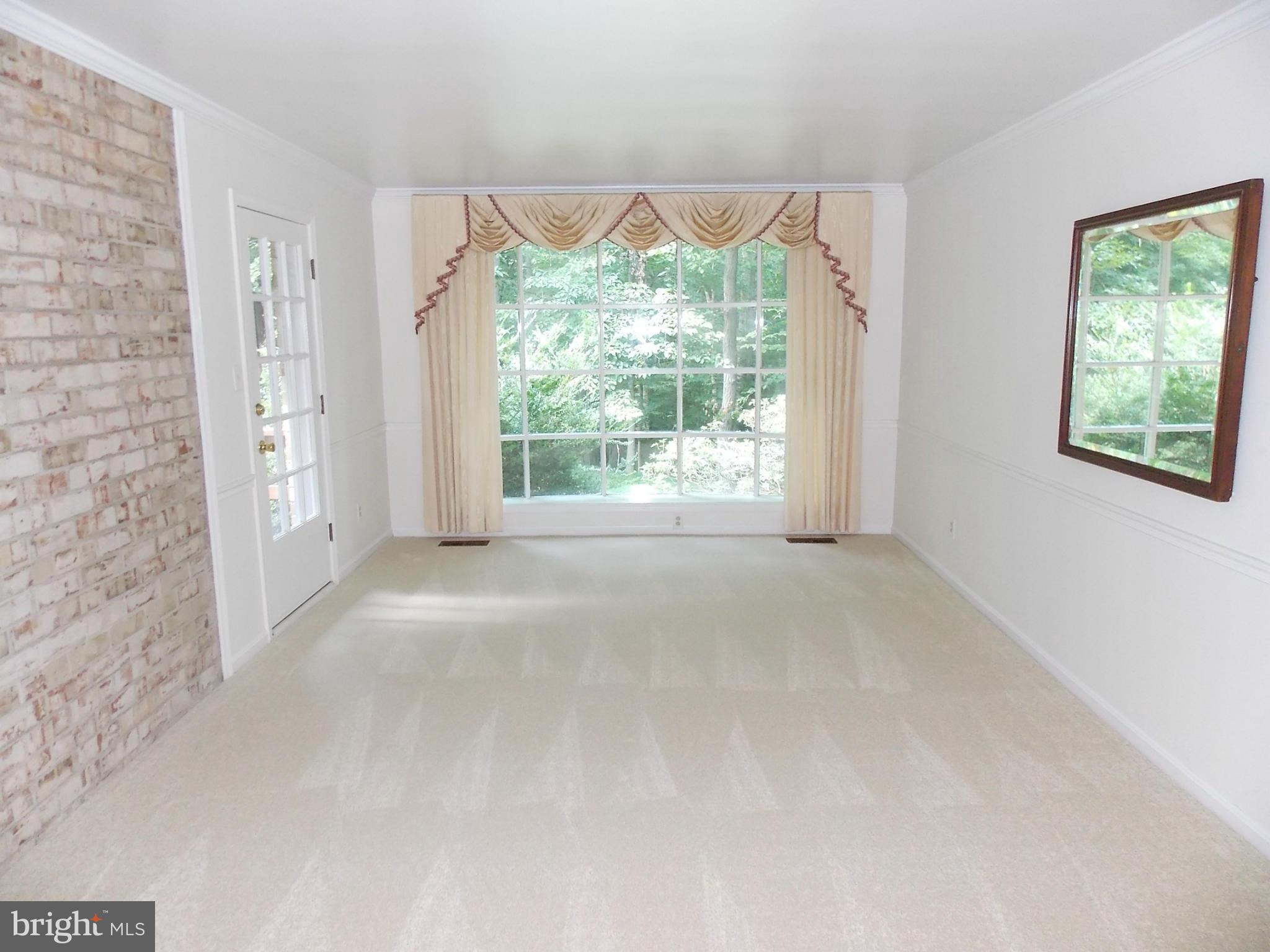 1098 High Country Road Baltimore, MD 21286 - Photo 5 of 30 Living Room