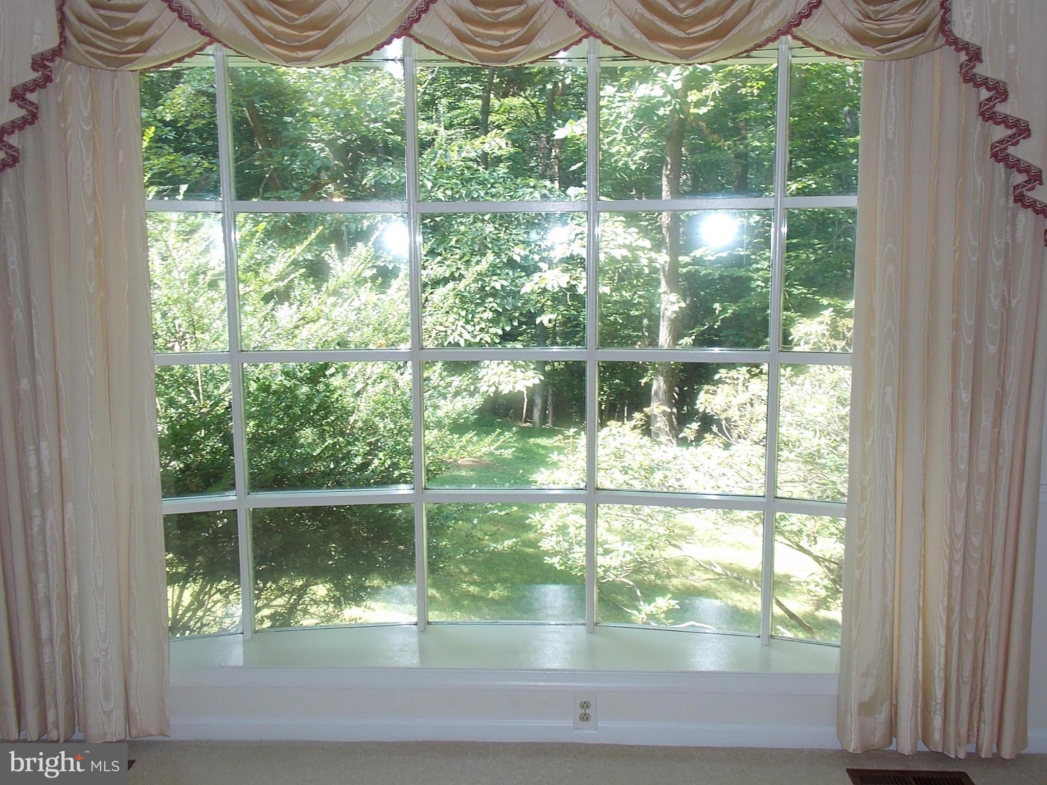 1098 High Country Road Baltimore, MD 21286 - Photo 6 of 30 Living Room