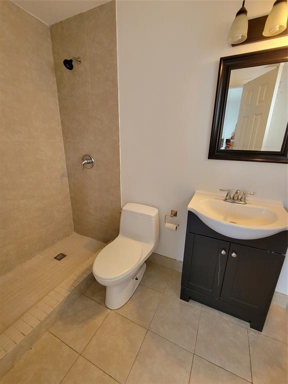 600 South Luna Court, Unit 29 Hollywood, FL 33021 - Photo 6 of 13 a bathroom with a sink toilet and shower