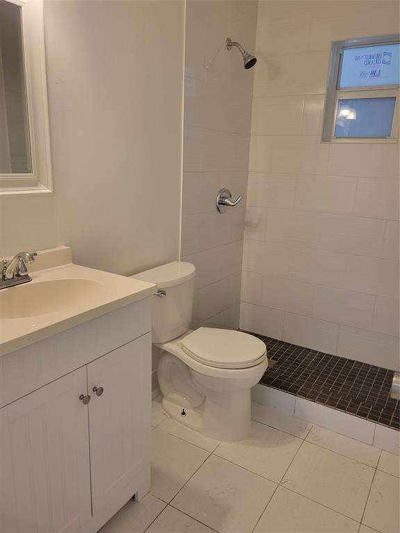 600 South Luna Court, Unit 29 Hollywood, FL 33021 - Photo 9 of 13 a bathroom with a toilet a sink and shower