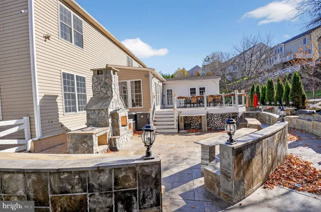 a picture of a wall with a white house