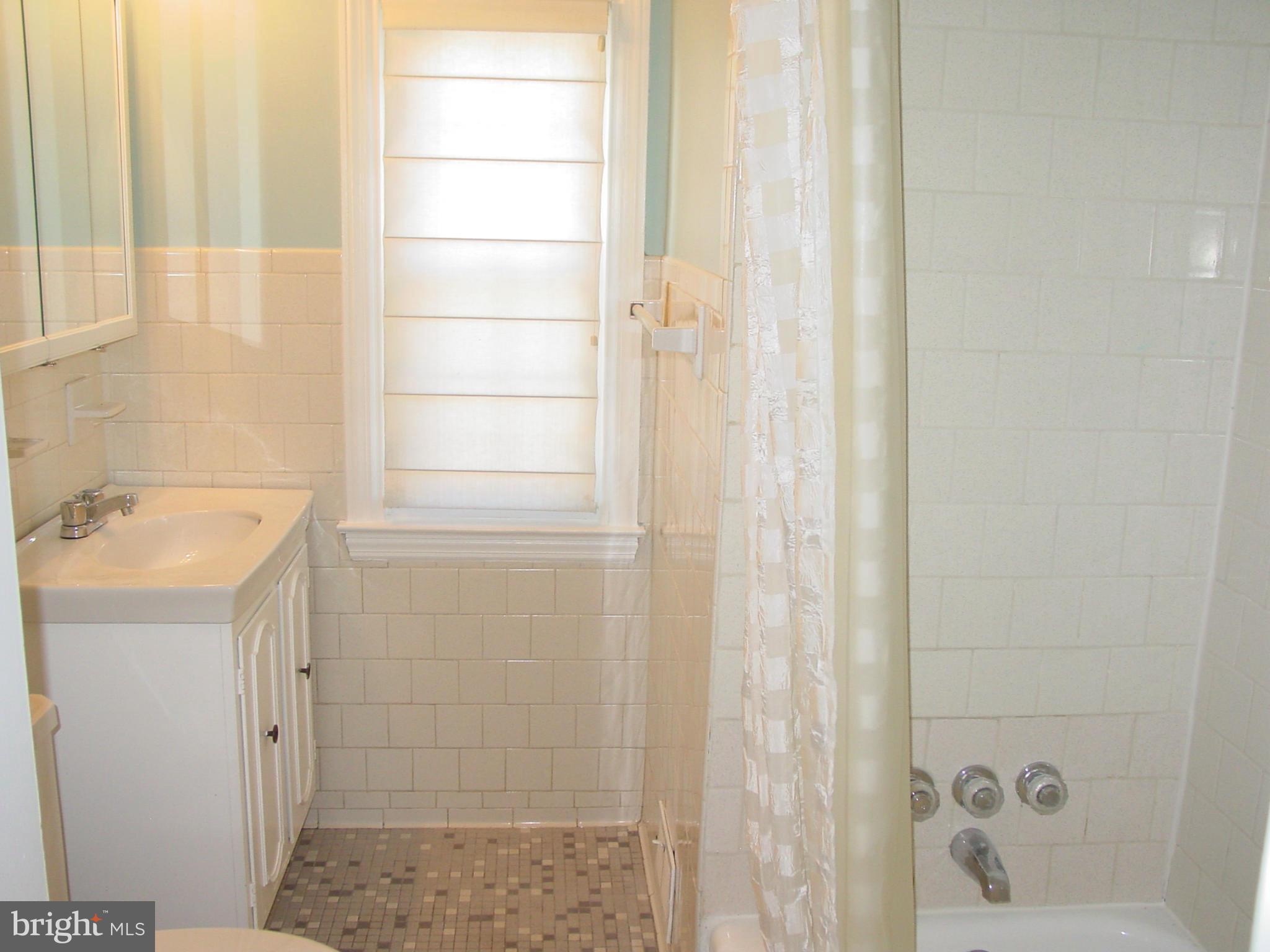 8565 Water Oak Road Baltimore, MD 21234 - Photo 8 of 14 Bath