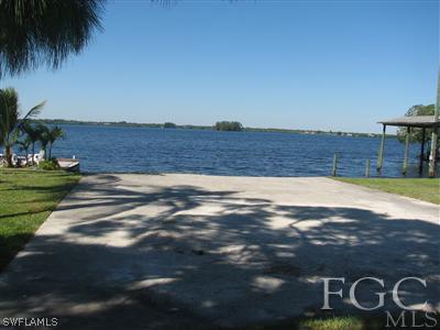 142 Riverview Road Fort Myers, FL 33905 - Photo 4 of 13 a view of a backyard
