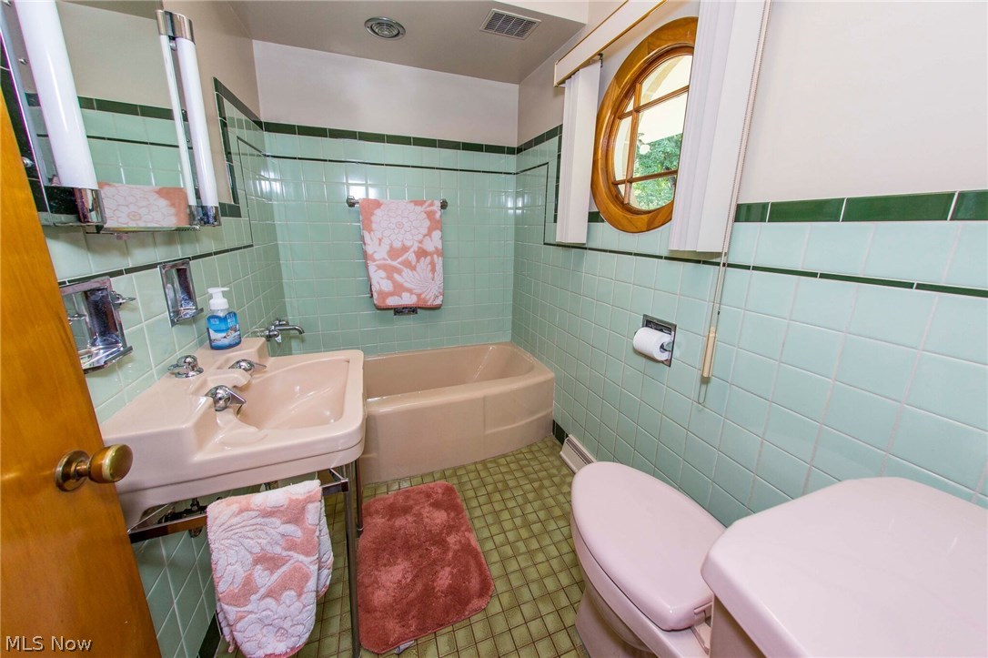 2540 Brice Road Akron, OH 44313 - Photo 8 of 35 Full bath located near foyer.
