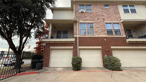 $2,699 | 4904 Live Oak Street, Unit 1, Dallas, TX 75206