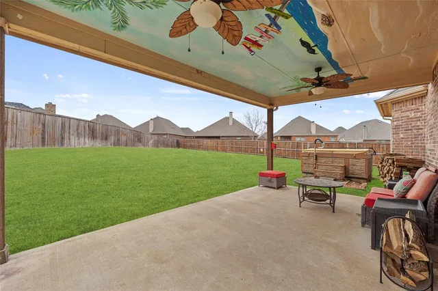 a view of a house with backyard and garden
