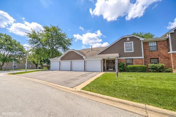$2,599 | 52 Stanton Court, Unit D1, Schaumburg, IL 60193
